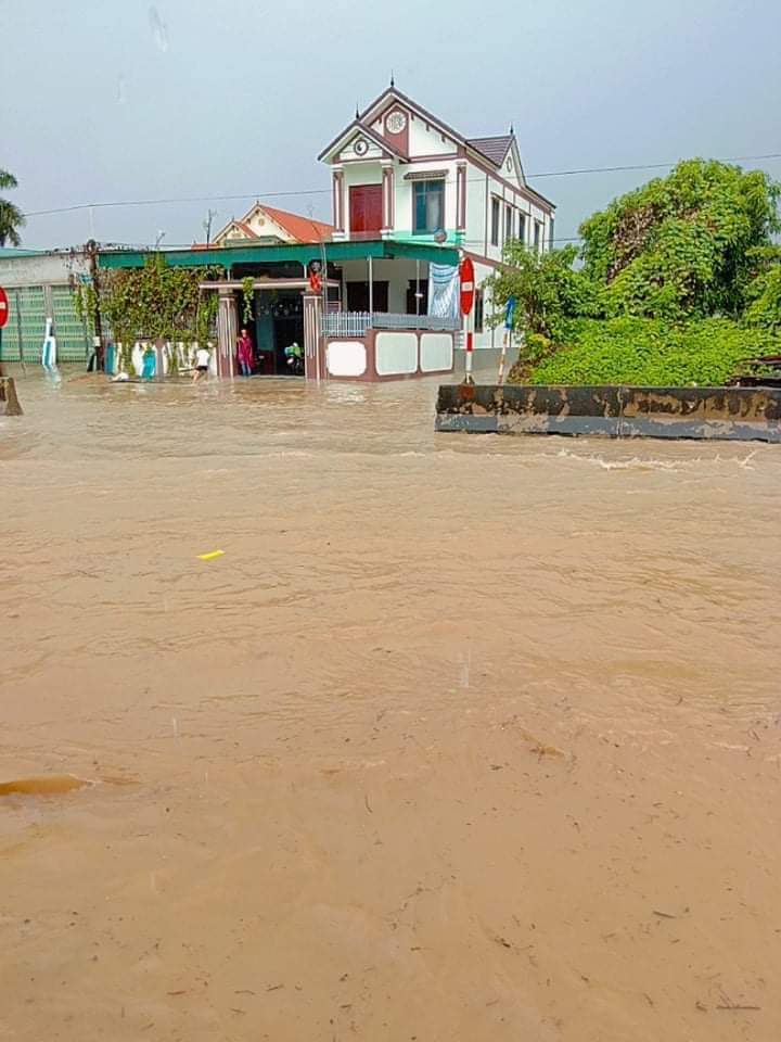 Mưa lớn làm nhiều tuyến đường giao thông trên địa bàn huyện Quỳnh Lưu ngập sâu