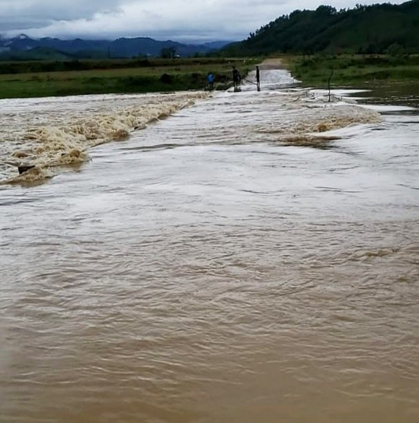 Mộ số tuyến đường tại các đập tràn ở các xã thuộc huyện Thanh Chương bị ngập nặng sau mưa lớn