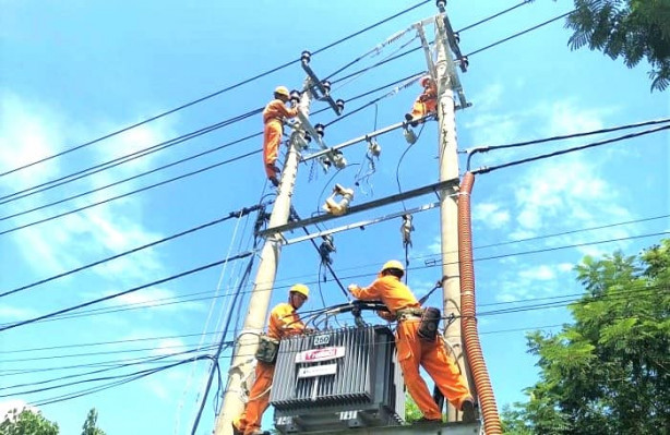 Công nhân PC Đắk Nông kiểm tra, bảo trì hệ thống điện đảm bảo cấp điện mùa nắng nóng năm 2022.