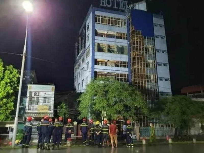 Một khối nhà của khách sạn Hải Yến (Hải Phòng) bị sập trong đêm