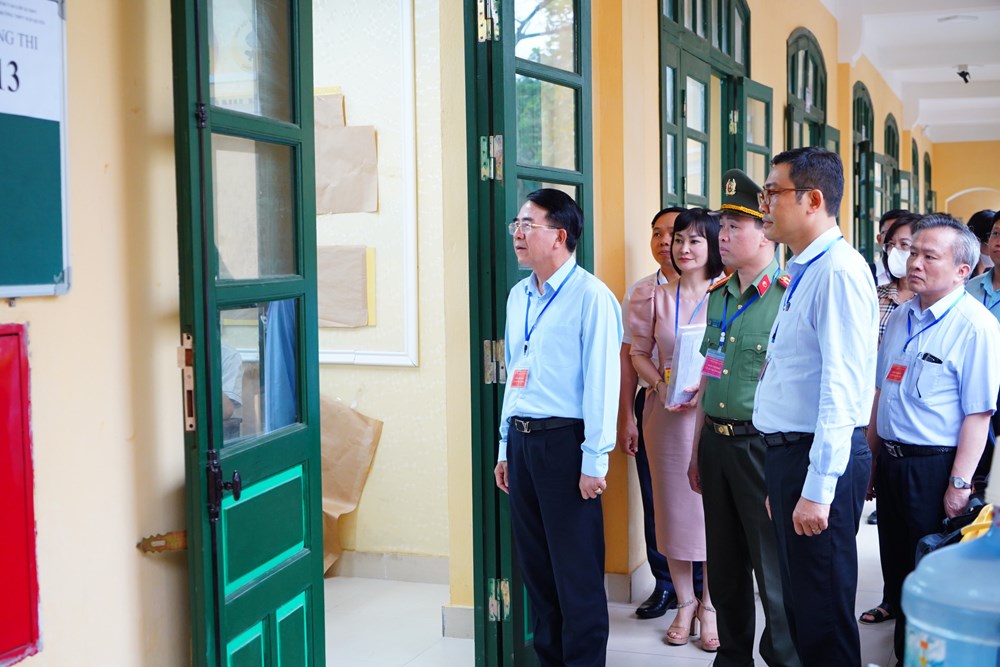 Phó Chủ tịch UBND TP. Hải Phòng Lê Khắc Nam cùng lãnh đạo sở, ngành liên quan đi kiểm tra công tác thi vào lớp 10 THPT công lập năm học 2022-2023.