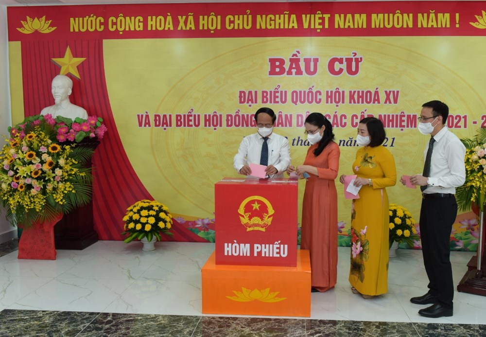 Phó Thủ tướng Chính phủ Lê Văn Thành cùng phu nhân đã bỏ lá phiếu bầu đại biểu Quốc hội khóa XV, đại biểu HĐND các cấp, nhiệm kỳ 2021 - 2026.