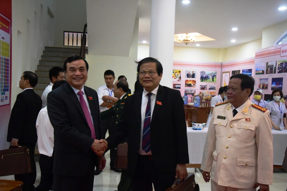 Ông Phan Việt Cường, Ủy viên BCH Trung ương Đảng, Bí thư Tỉnh ủy chụp ảnh lưu niệm cùng các đại biểu.