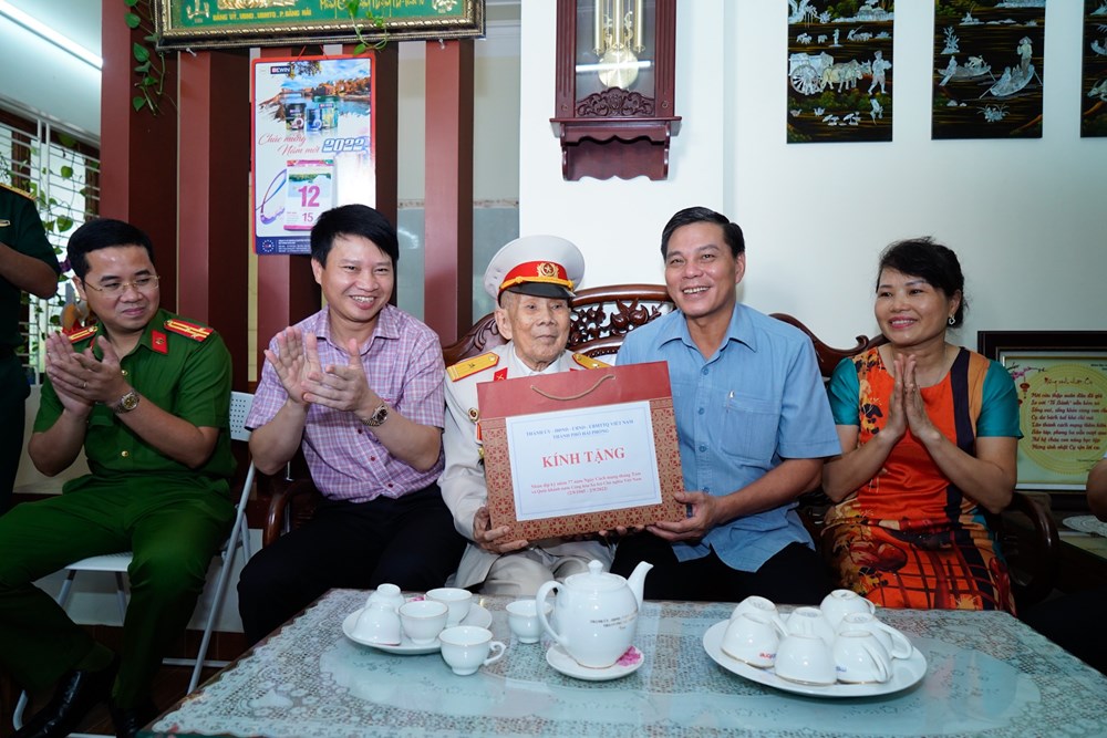Chủ tịch UBND thành phố Nguyễn Văn Tùng đến thăm, tặng quà ông Trần Văn Khoan.