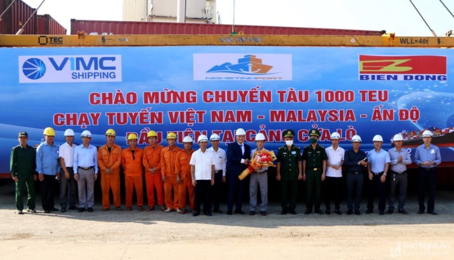 Cảng Cựa Lò lần đầu tiên đón chuyến tàu quốc tế 1.000 TEUS chạy tuyến Việt Nam - Malaysia - Ấn Độ. Ảnh : Tiến Đông