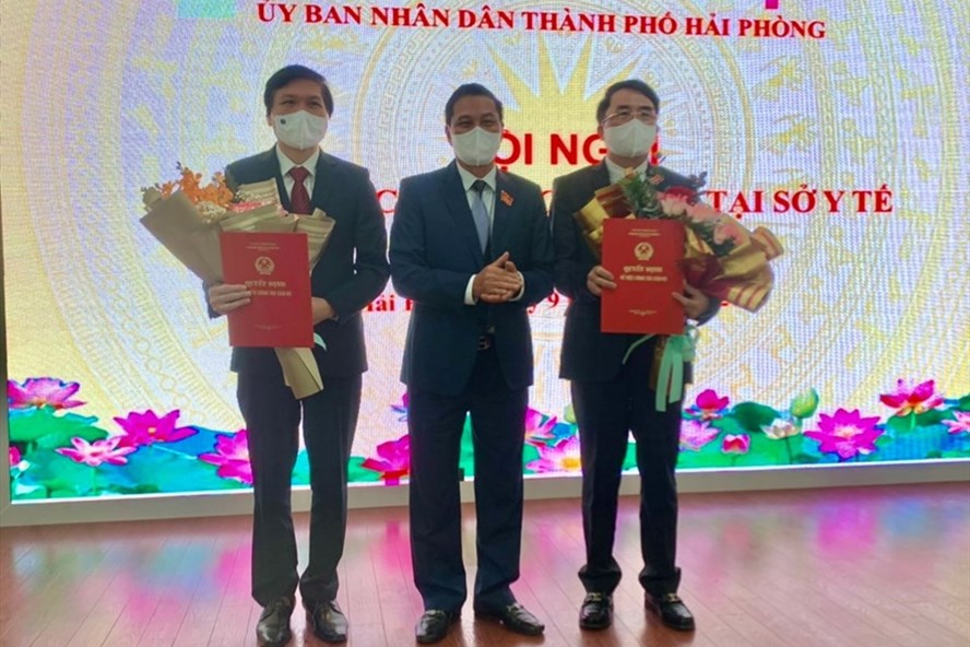 Ông Lê Khắc Nam - Phó Chủ tịch UBND TP.Hải Phòng (ngoài cùng bên phải) kiêm nhiệm Giám đốc Sở Y tế Hải Phòng.