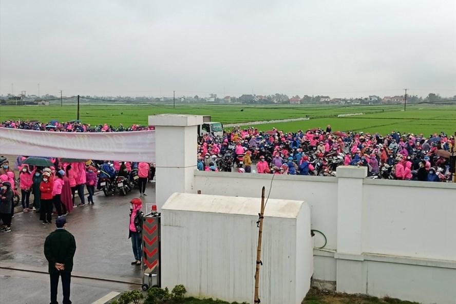 Gần 5000 nghìn công nhân vẫn ngừng việc tập thể, tập trung trước cổng Công ty TNHH VietGlory đòi quyền lợi