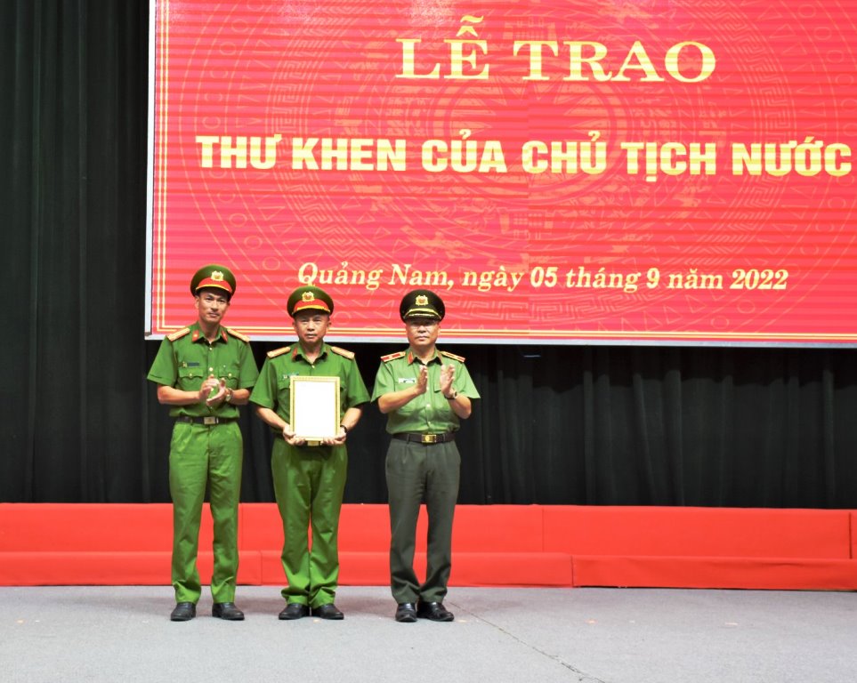 Thừa ủy quyền của Chủ tịch nước, Thiếu tướng Nguyễn Đức Dũng, Giám đốc CA tỉnh Quảng Nam trao Thư khen của Chủ tịch nước cho Phòng Cảnh sát PCCC và CNCH  (ảnh Minh Tuấn).