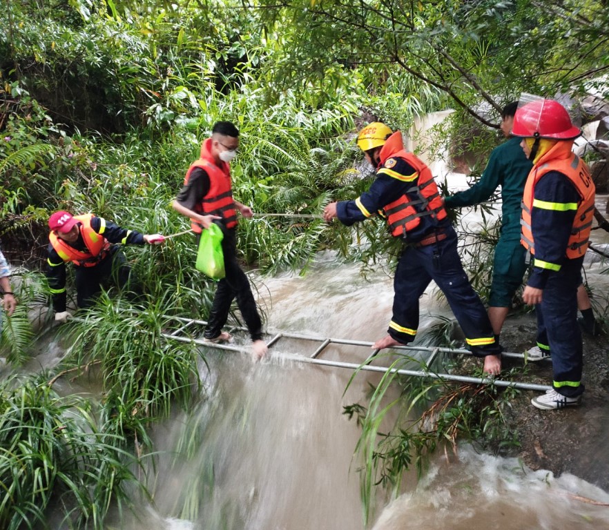 Cảnh sát PCCC và CNCH Công an Quảng Nam cứu nạn kịp thời 23 người bị mắc kẹt tại suối Tiên (ảnh CTV)