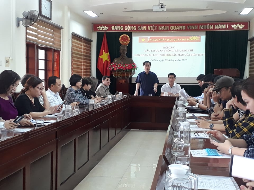 Ông Hoàng Xuân Minh, Chủ tịch UBND quận Đồ Sơn phát biểu tại buổi tiếp xúc báo chí.