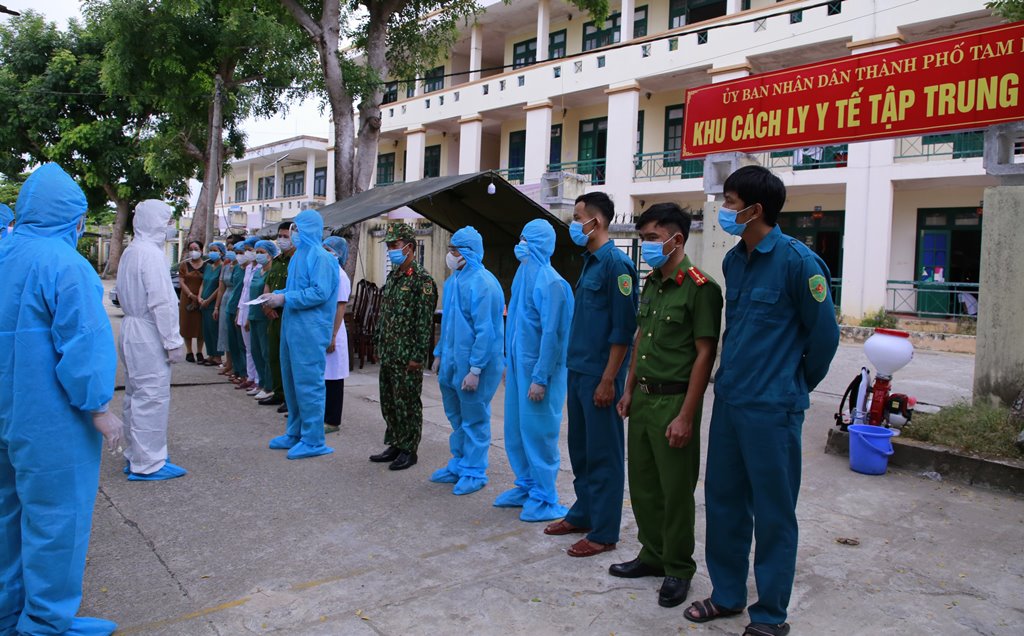 Chủ tịch UBND tỉnh Quảng Nam thăm, động viên, tặng quà cho lực lượng hỗ trợ đưa công dân Quảng Nam từ TP. Hồ Chí Minh trở về (ảnh: Đồng nghiệp)