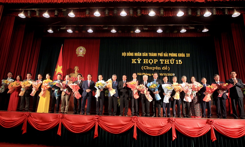 Ông Lê Văn Thành, Bí thư Thành uỷ, Chủ tịch HĐND TP Hải Phòng tặng hoa chúc mừng các đại biểu tại kỳ họp.