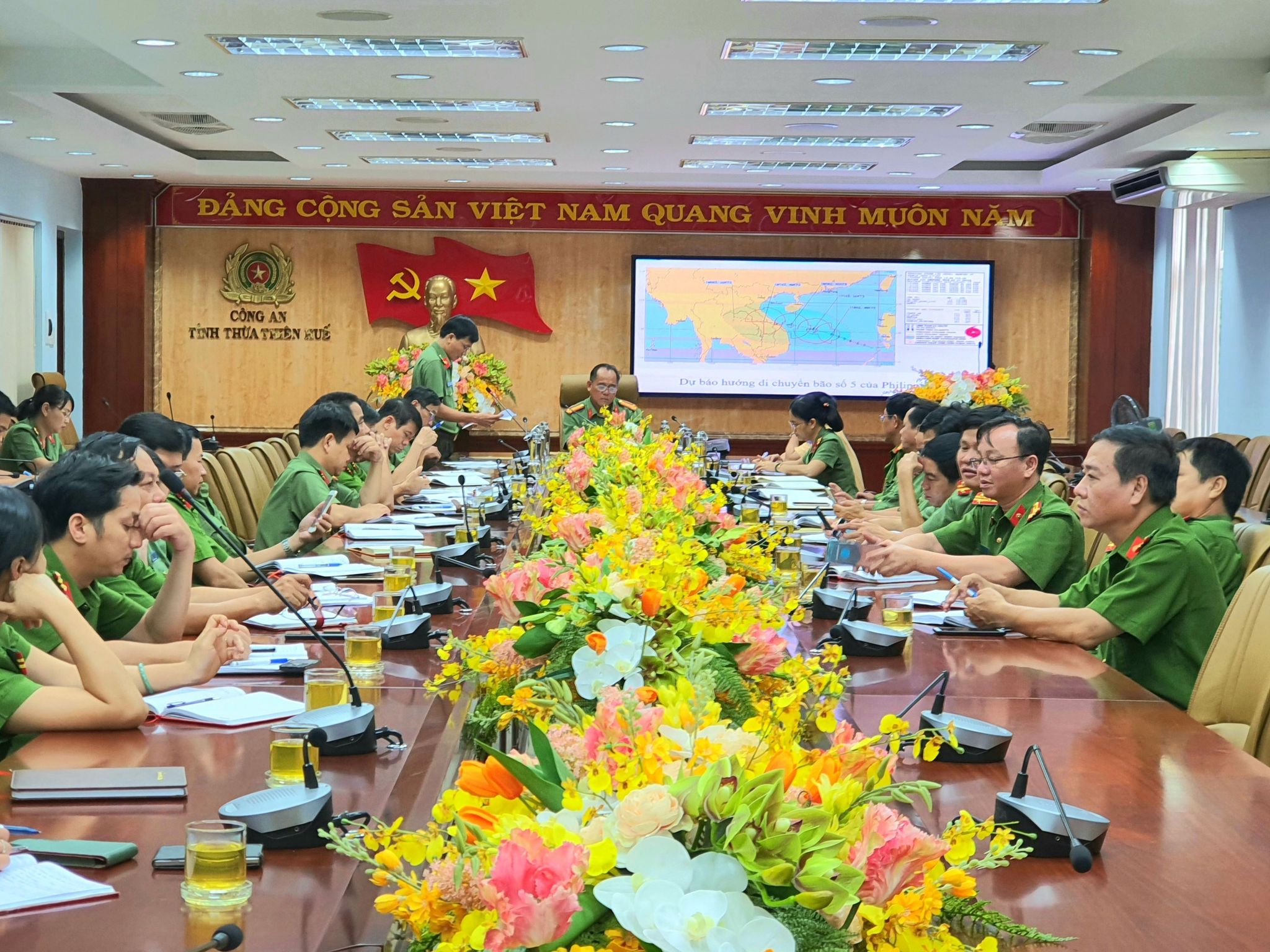 Công an tỉnh Thừa Thiên - Huế tổ chức họp trực tuyến khẩn cấp để triển khai công tác phòng, chống bão số 5.