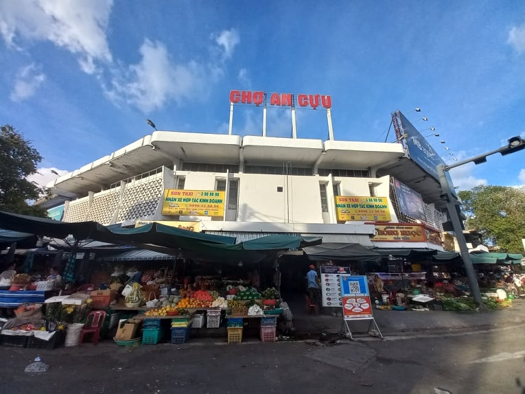 Trên địa bàn thành phố Huế có hiện tượng người dân đổ xô đến các siêu thị, chợ... để mua sắm, tích trữ hàng hoá, lương thực, thực phẩm.