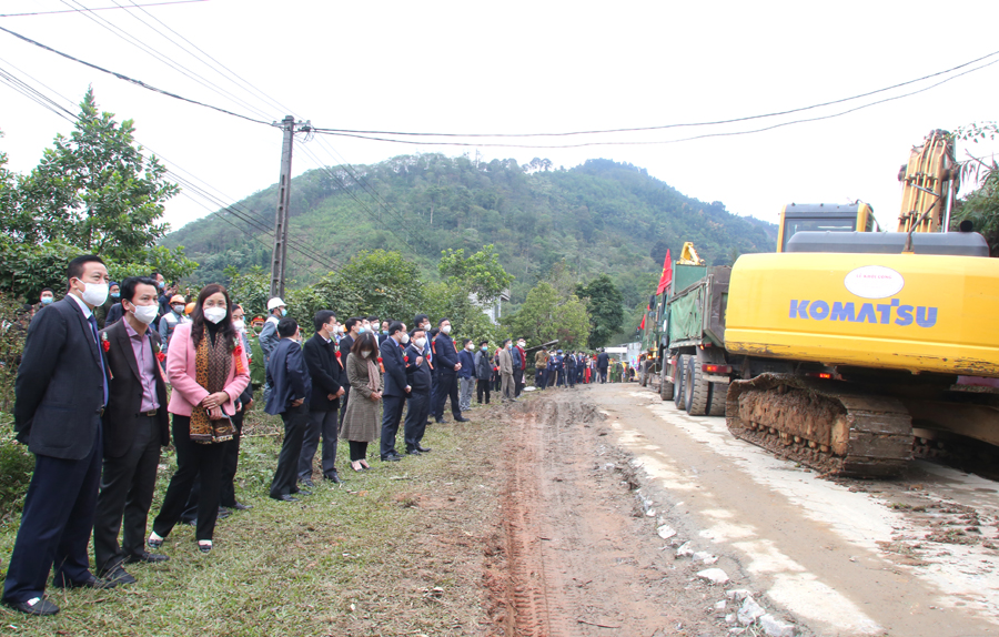 các-đồng-chí-lãnh-đạo-tỉnh-kiểm-tra-việc-thi-công-tại-hiện-trường.jpg