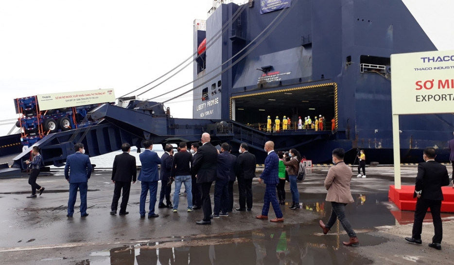Việc vận chuyển sơ mi rơ moóc được thực hiện bởi hãng tàu quốc tế là Liberty Global Logistics (Mỹ) bằng tàu chuyên dụng RoRo.  