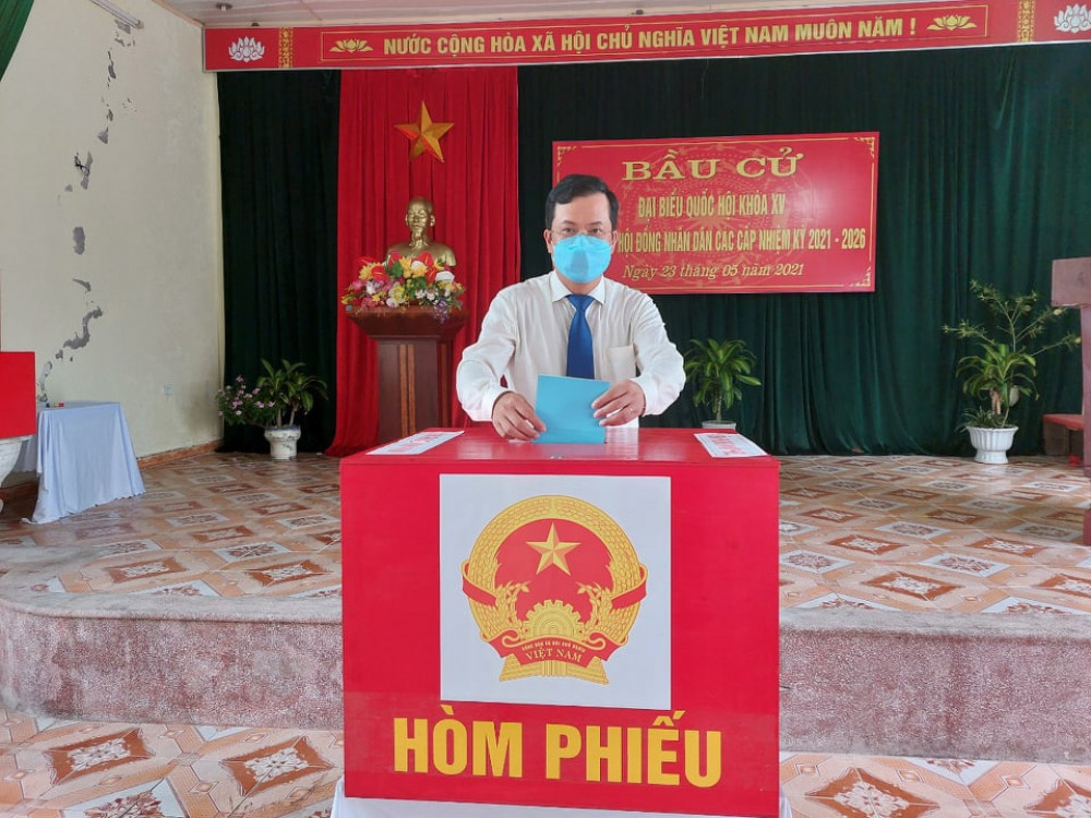 Chủ tịch UBND huyện Kiến Thụy thực hiện quyền công dân.