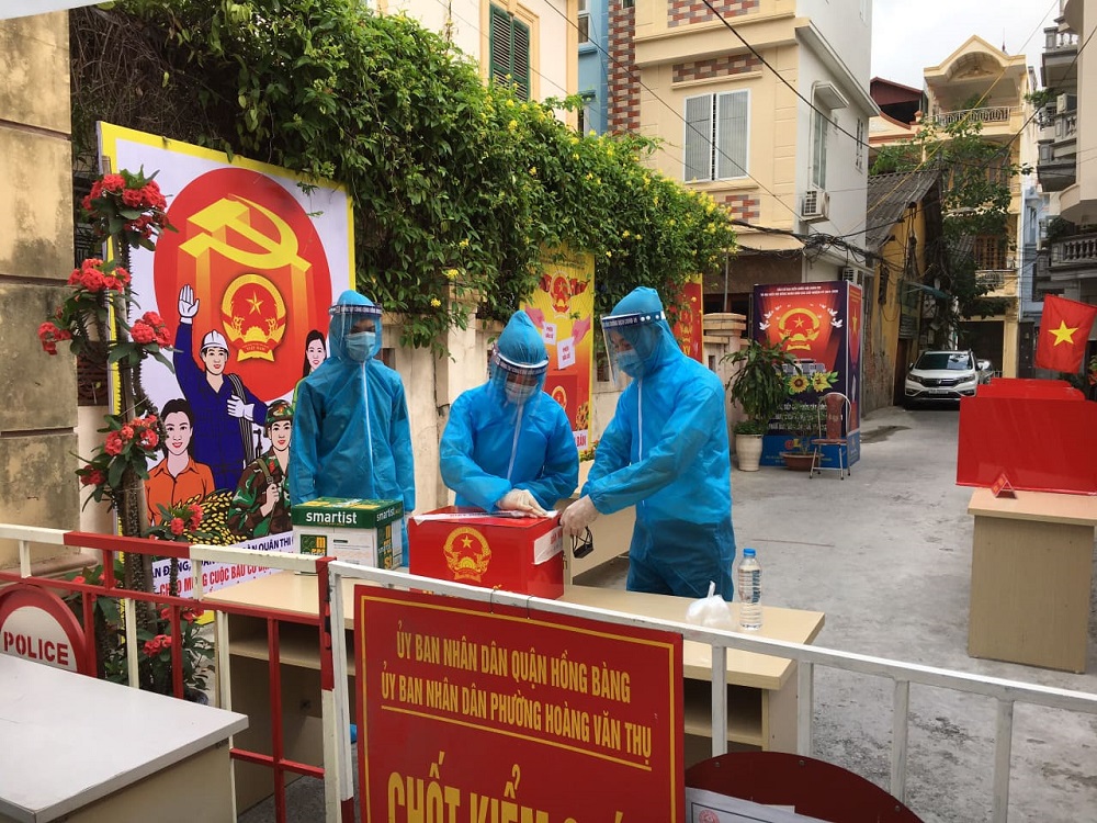 Hòm phiếu tại khu vực bị phong tỏa thuộc phường Hoàng Văn Thụ, quận Hồng Bàng được niêm yết, đảm bảo công khai, minh bạch.