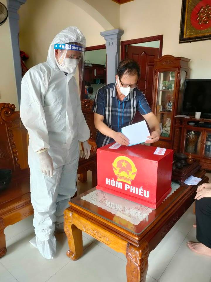 Người dân thuộc diện cách ly y tế tại nhà được tổ bầu cử huyện Kiến Thụy, TP. Hải Phòng đến tận nhà lấy phiếu bầu cử.