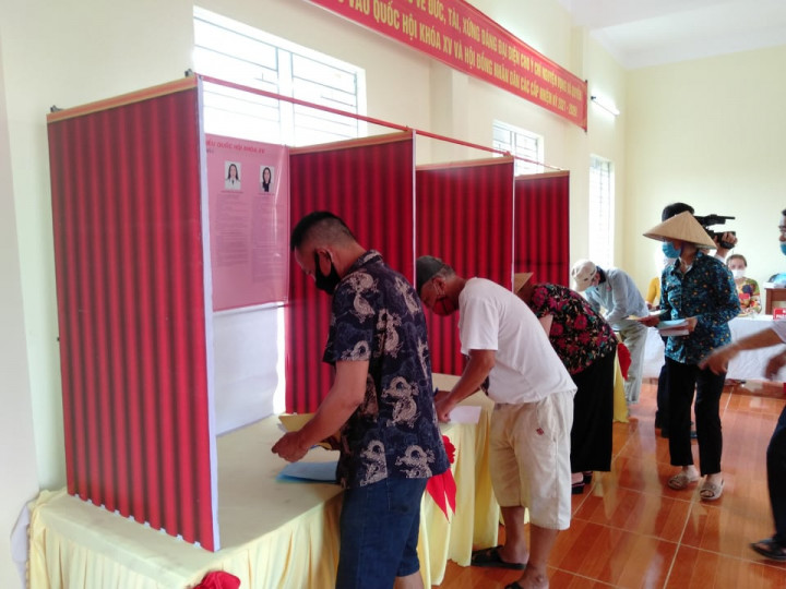 Cử tri thôn 7, Trử Khê, xã Hùng Thắng, huyện Tiên Lãng tham gia bầu cử được thực hiện giãn cách nhằm phòng dịch Covid-19.