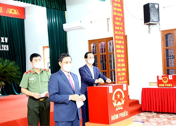 Chủ tịch UBND TP. Hải Phòng Nguyễn Văn Tùng thực hiện bỏ phiếu bầu cử đại biểu Quốc hội, hội đồng nhân dân các cấp.
