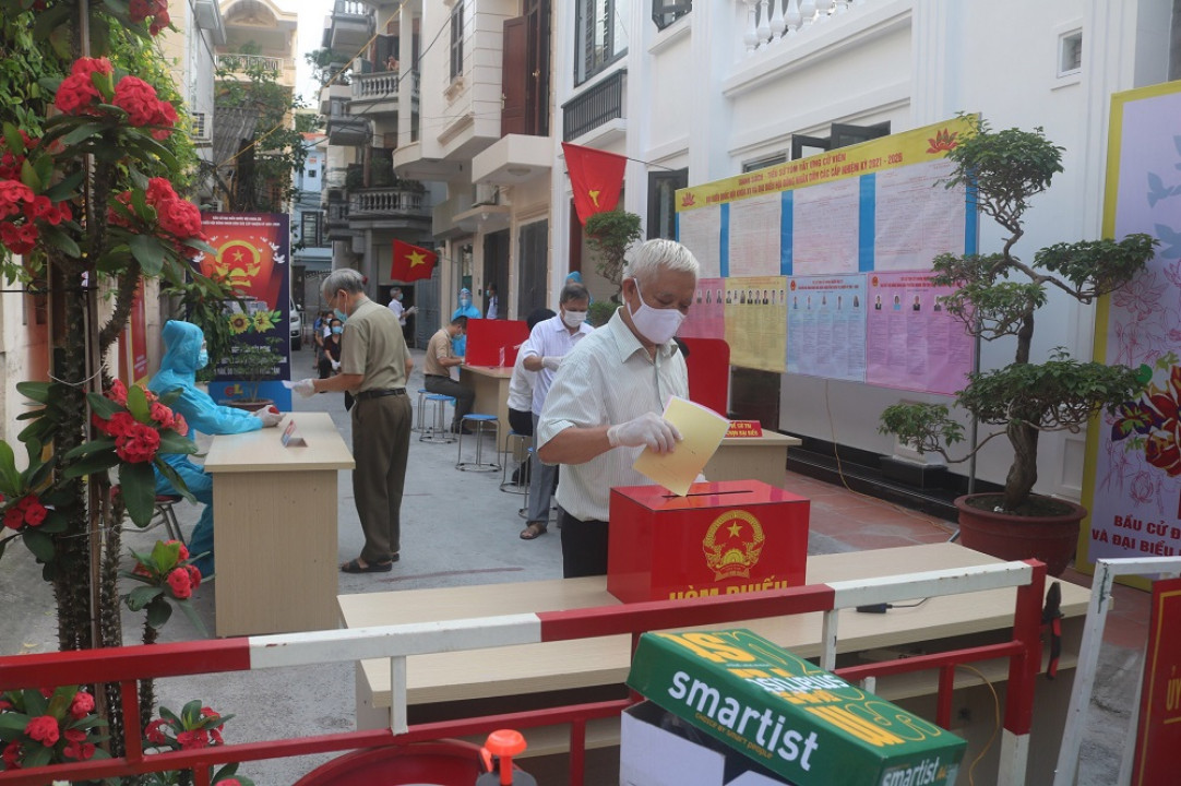 Cử tri thuộc khu vực bị phong tỏa thuộc phường Hoàng Văn Thụ, Hồng Bàng đi bỏ phiếu, đảm bảo khoảng cách giãn cách.