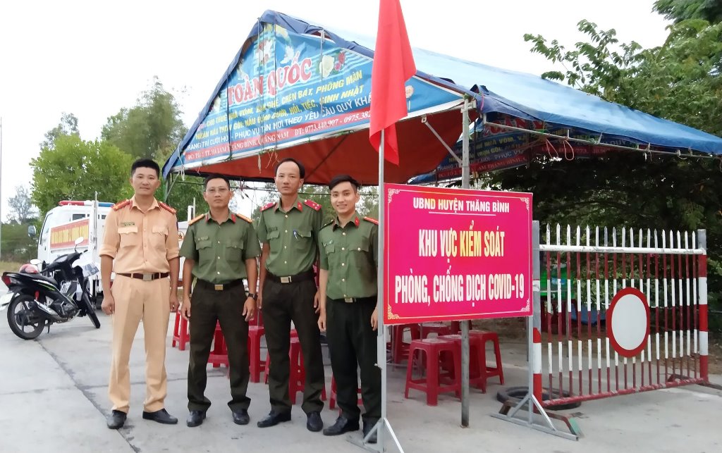 Cán bộ, chiến sĩ ở Quảng nam tham gia các chốt kiểm tra y tế trên địa bàn