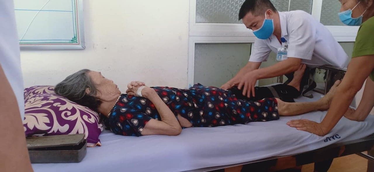 Kết quả phẫu thuật rất tốt và hiện bệnh nhân Nguyễn Thị L., 85 tuổi đã dần bình phục.