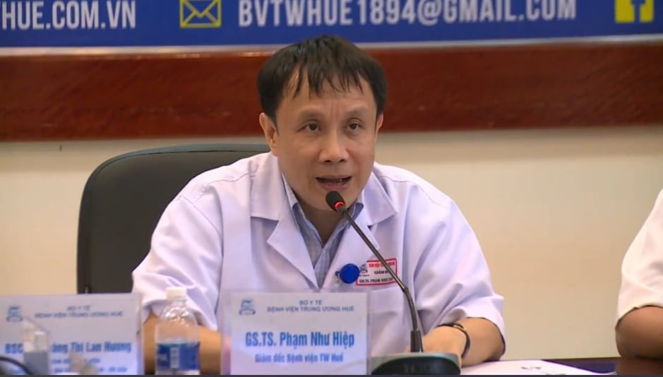 GS.TS. Phạm Như Hiệp, Giám đốc BVTW Huế chủ trì buổi hội chẩn trực tuyến.