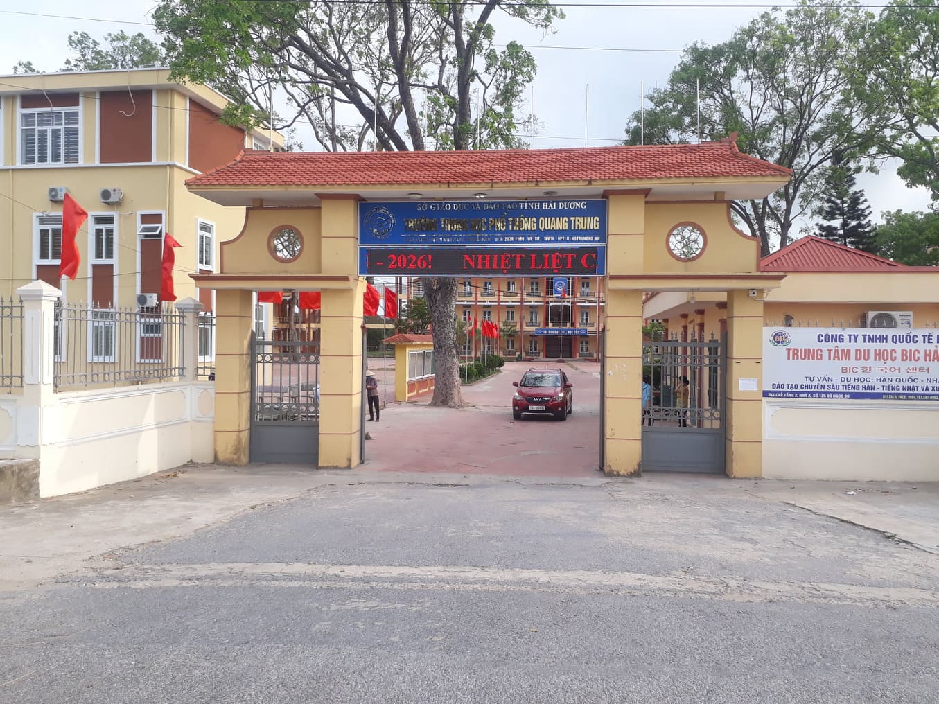 Trường THPT Quang Trung nơi mà em Bình sẽ theo học suốt những năm còn lại.