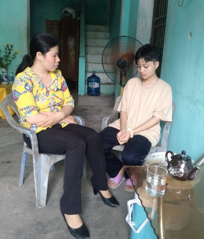 Từ khi em về trường THPT Quang Trung theo học, cô Hà Thị Dinh luôn là người sát cánh, động viên em mỗi ngày đến lớp.