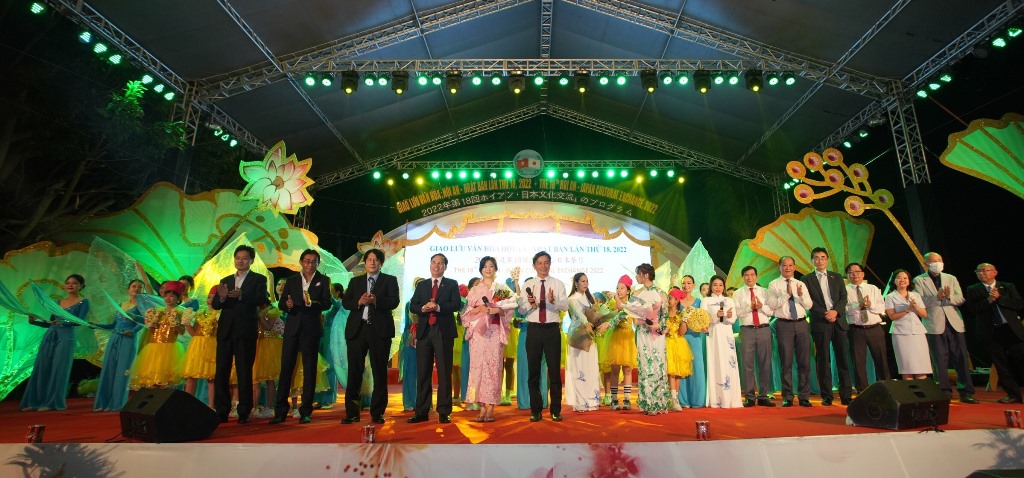Lãnh đạo tỉnh Quảng Nam tặng hoa cho các diễn viên  tham dự chương trình.