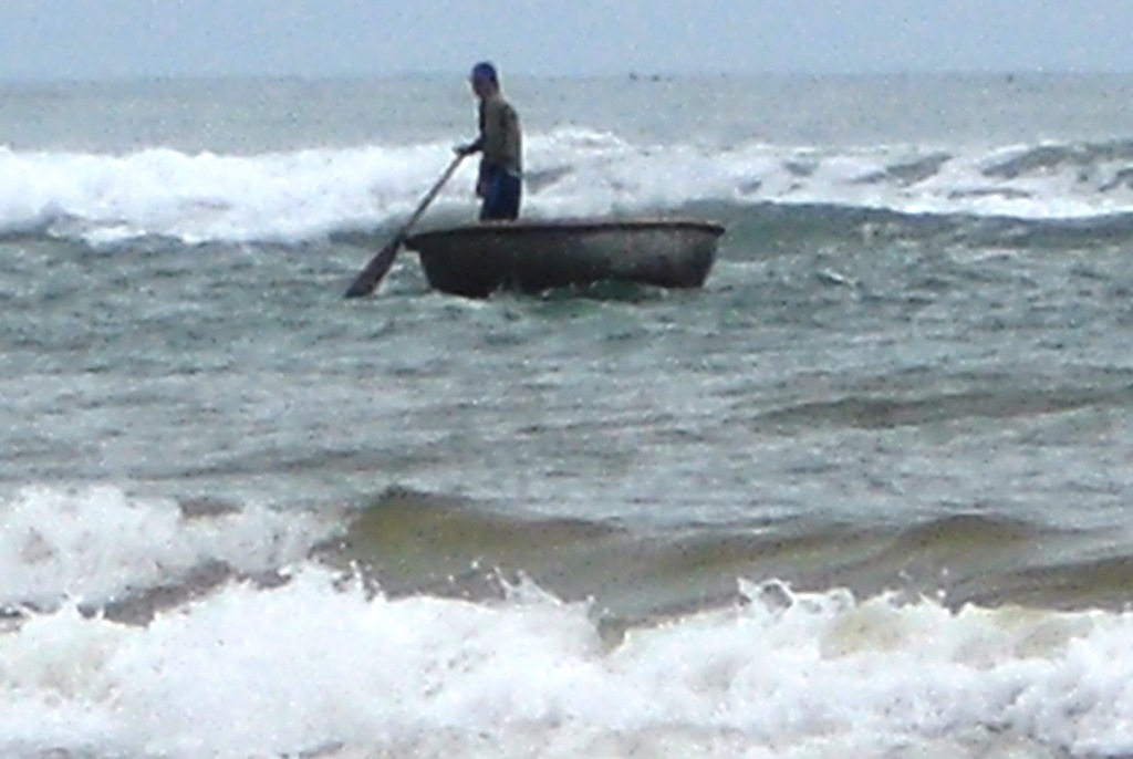 Ngư dân dùng thúng đánh cá trên vùng biển Quảng Ngãi (ảnh minh họa)