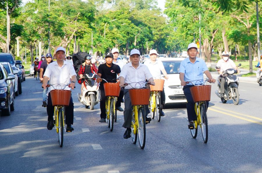 Lãnh đạo tỉnh Thừa Thiên - Huế và TP Huế đạp xe nhân dịp khai trương.