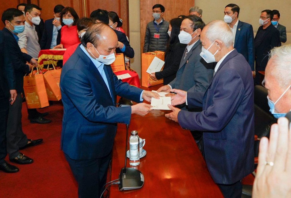 Chủ tịch nước Nguyễn Xuân Phúc trao quà cho các gia đình người có công, nạn nhân chất độc da cam, hộ nghèo, công nhân lao động