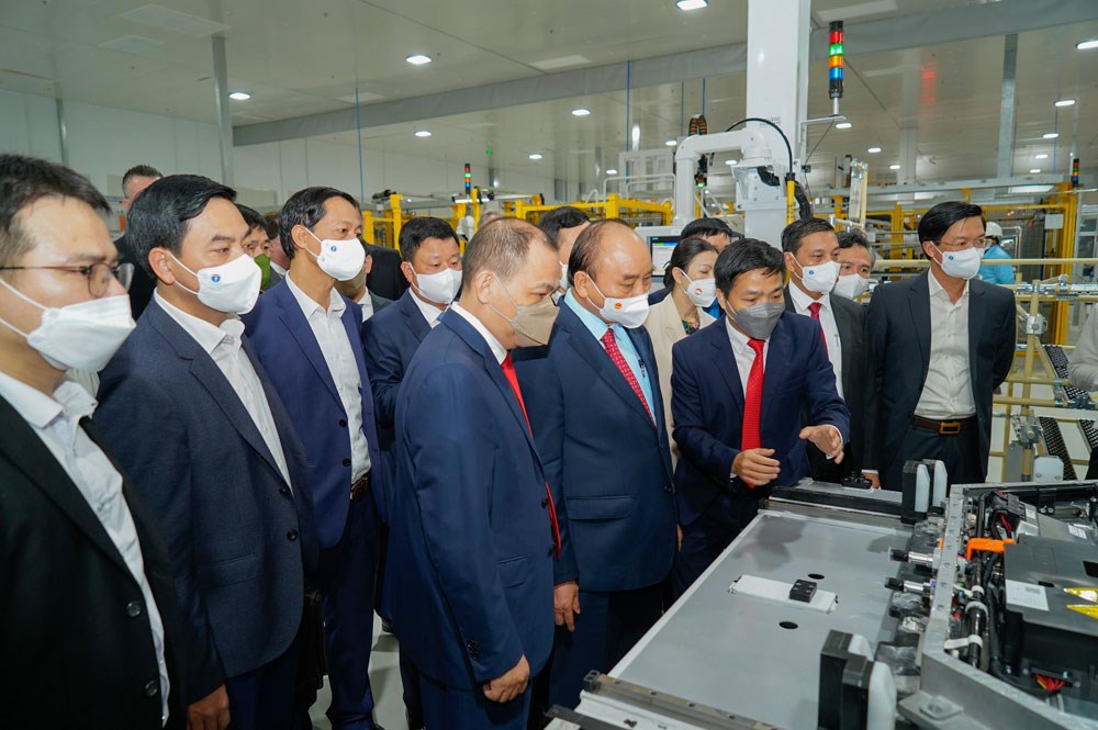 Chủ tịch nước Nguyễn Xuân Phúc tham quan Nhà máy sản xuất ô tô Vinfast