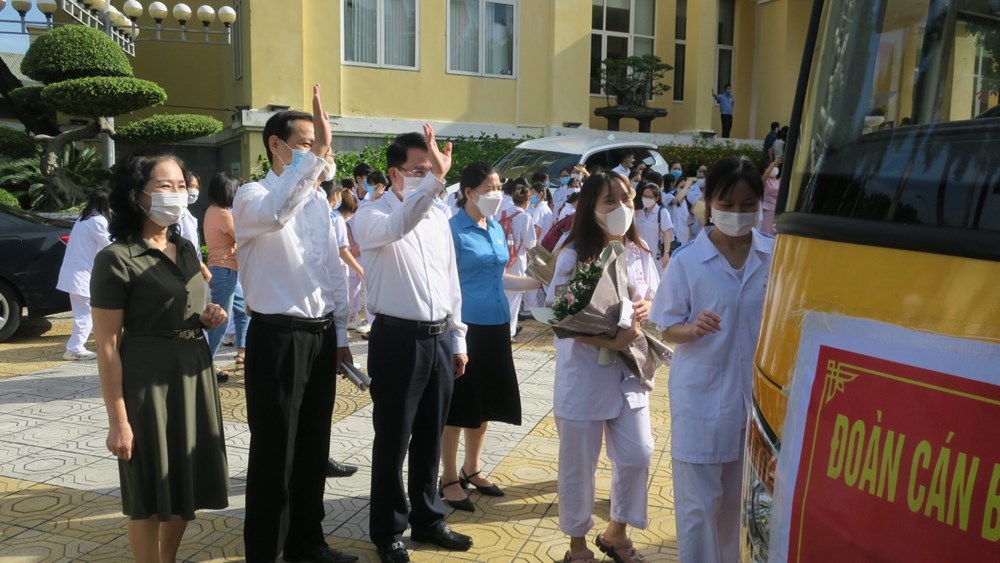 Các thành viên trong đoàn lên đường tham gia chống dịch tại Thủ đô Hà Nội.
