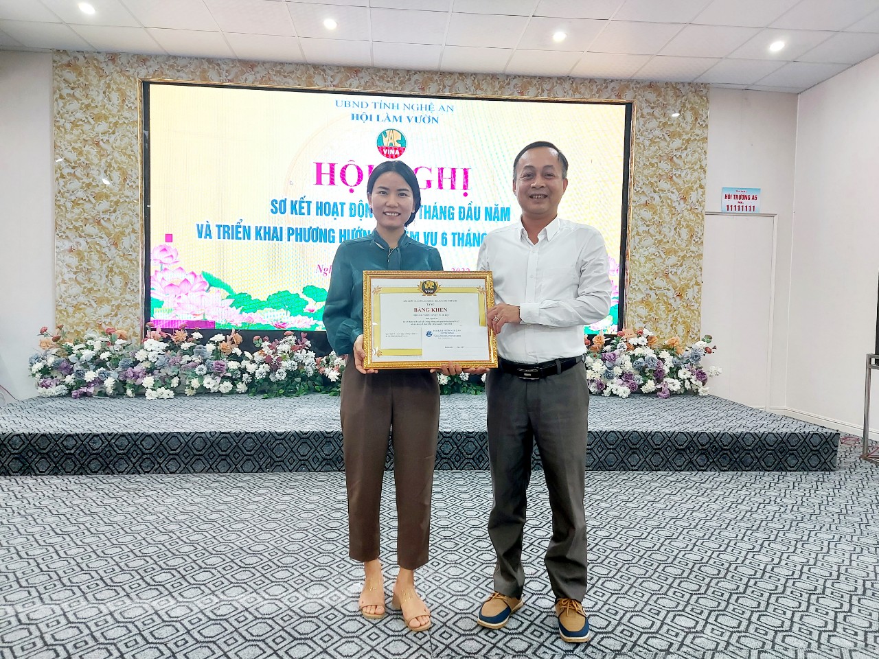 Trao bằng khen của HLV Việt Nam cho tập thể HLV huyện Nghi Lộc