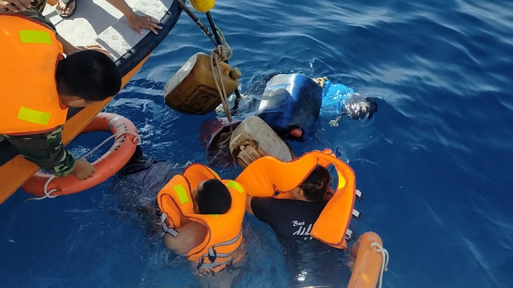 Lực lượng chức năng cứu vớt các thuyền viên trên tàu cá QNg 91426TS gặp nạn (ảnh CTV)