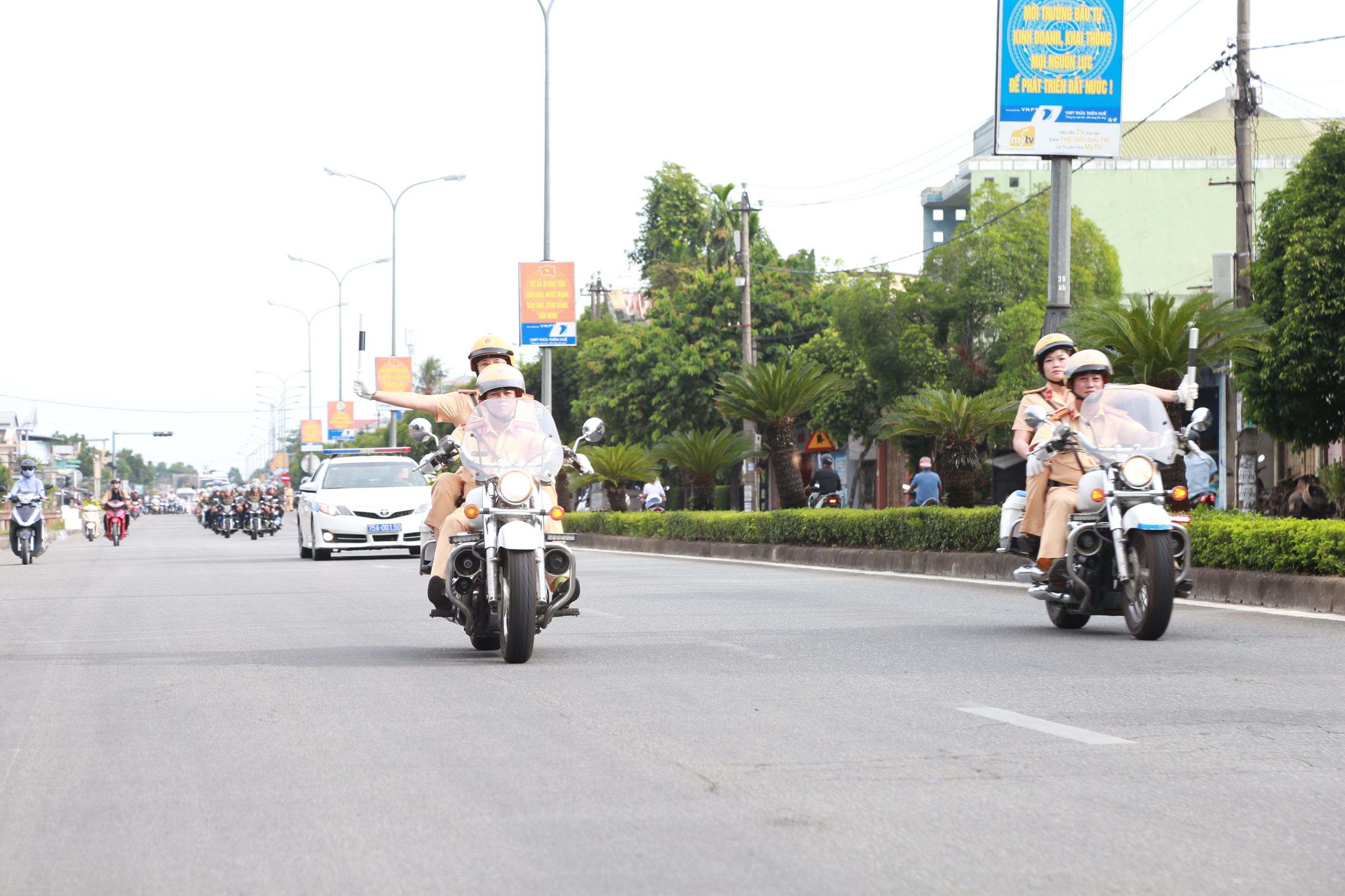 Công an tỉnh Thừa Thiên - Huế huy động lực lượng, phương tiện triển khai các phương án dẫn đoàn, phân luồng giao thông.