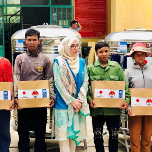  Tặng 500 bồn trữ nước sạch và dụng cụ bảo vệ cá nhân cho hộ nghèo ở Ninh Thuận