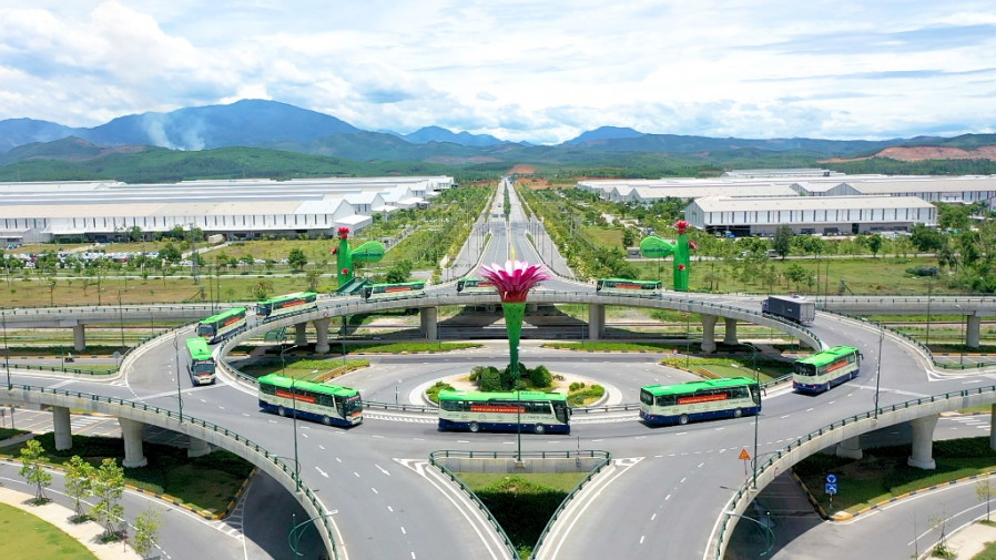 10 ô tô do Công ty CP Ô tô Trường Hải (THACO) hỗ trợ xuất phát đi đón đồng hương Quảng Nam tại TP HCM