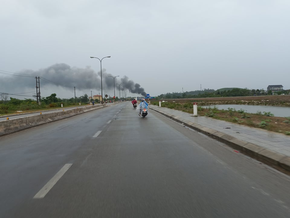 Người đi đường có thể nhìn thấy khói đen bốc lên từ đám cháy dù cách xa cả hàng km.