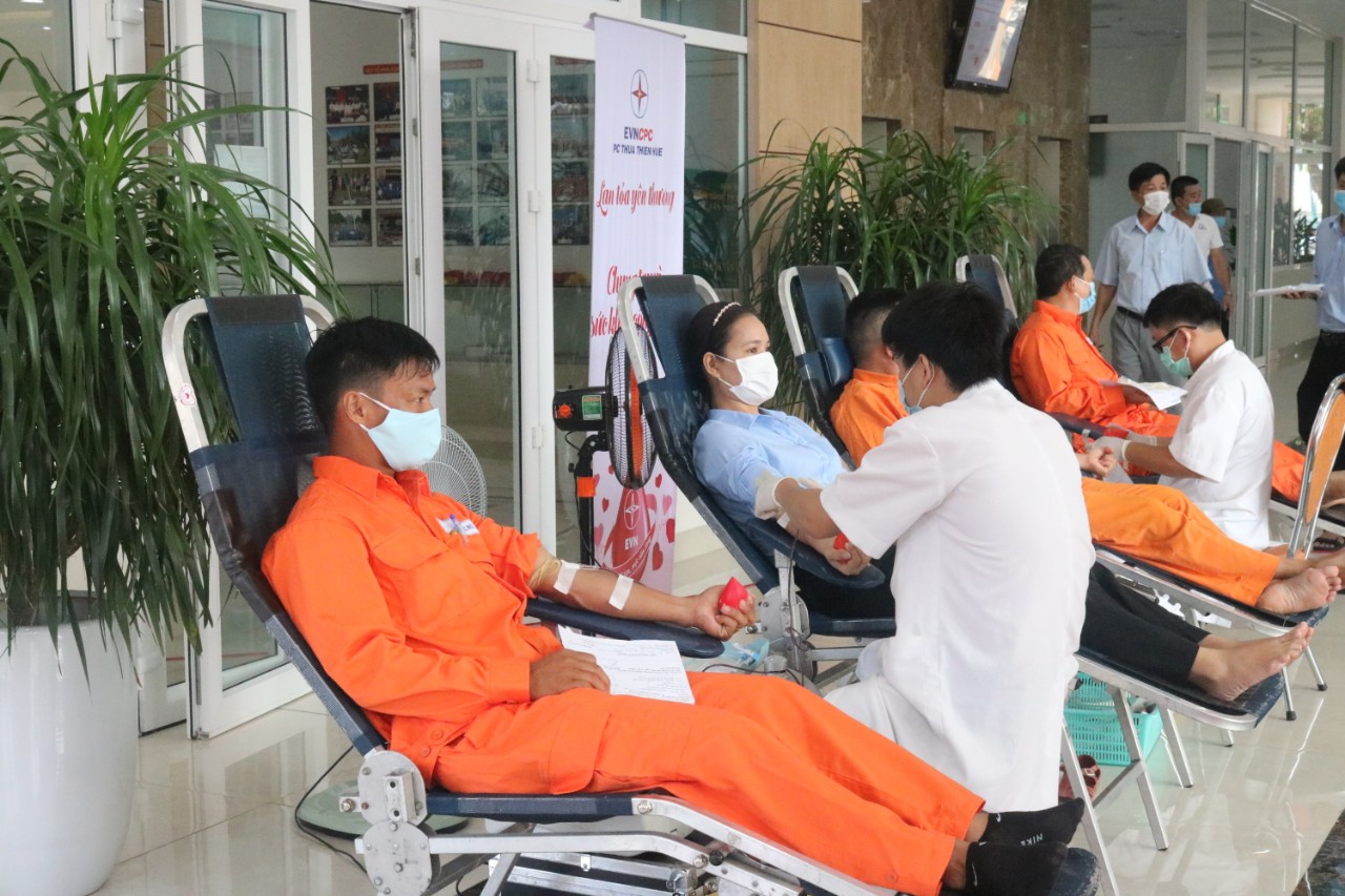 Sáng ngày 05/6, CBCNV Công ty Điện lực Thừa Thiên - Huế đã tham gia hiến 147 đơn vị máu.