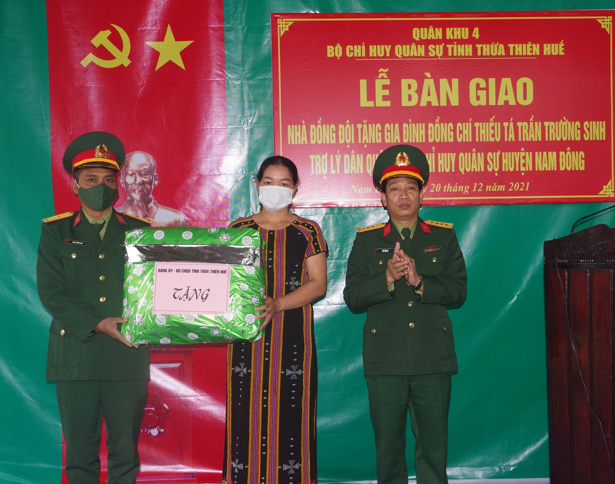 Gia đình Thiếu tá Trần Trường Sinh được tặng một số vật dụng thiếu yếu phục vụ sinh hoạt.