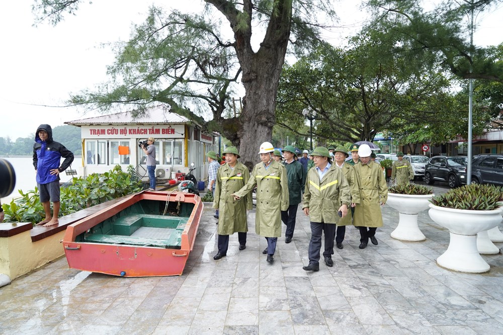 Thứ trưởng Bộ Nông nghiệp và phát triển nông thôn Nguyễn Hoàng Hiệp cùng Đoàn công tác kiểm tra công tác phòng chống bão số 2 tại Khu du lịch Đồ Sơn.