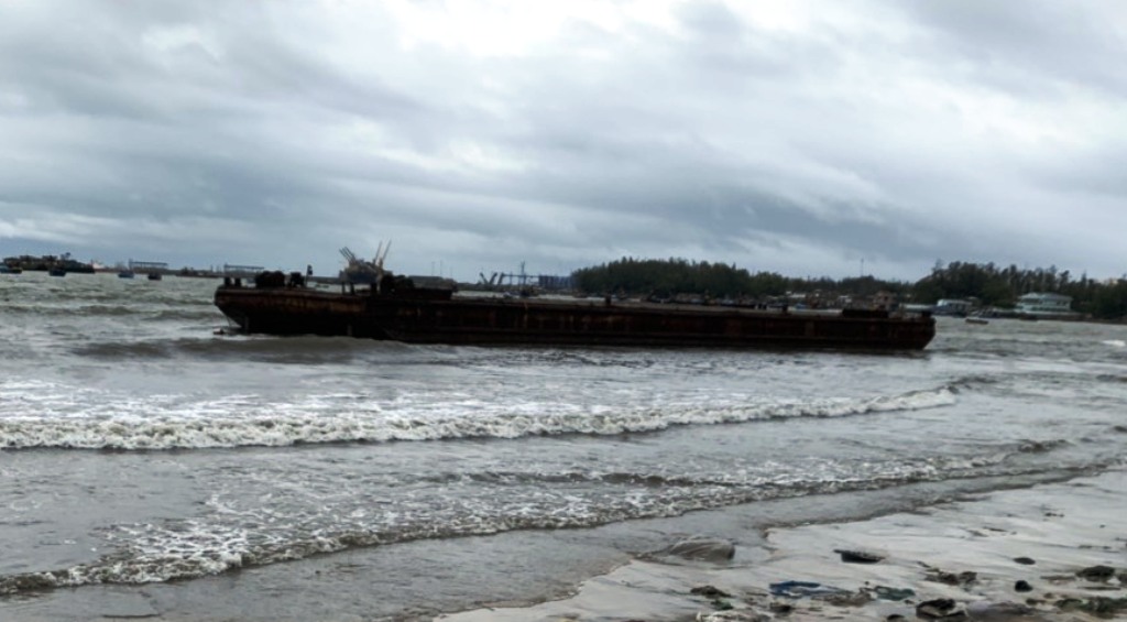 Sà lan trôi dạt vào bờ biển xã Bình Thuận gây thiệt hại cho một số phương tiện của ngư dân