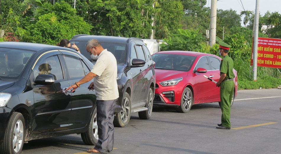 Lực lượng Công an huyện Tiên Lãng làm nhiệm vụ tại chốt kiểm soát dịch bệnh tại chân cầu Hàn, kiểm tra nghiêm ngặt các phương tiện vào địa phương.