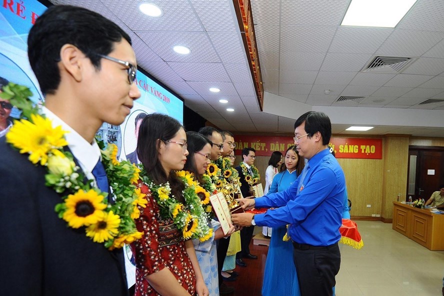 Ông Lê Quốc Phong, Ủy viên dự khuyết T.Ư Đảng, Bí thư thứ nhất T.Ư Đoàn tặng cúp cho 10 tài năng trẻ đạt giải thưởng Quả Cầu Vàng 2019