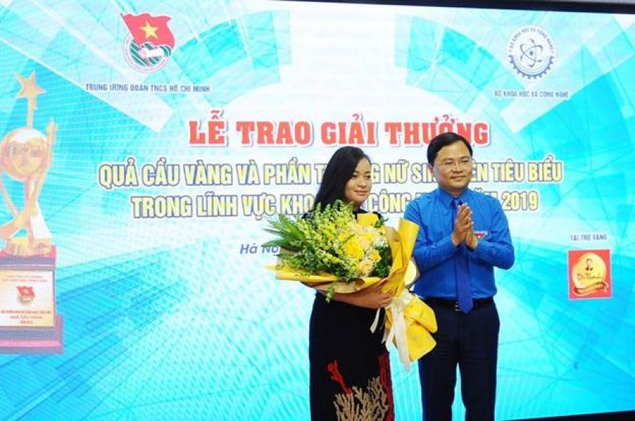 Ông Nguyễn Anh Tuấn thay mặt Ban Bí thư T.Ư Đoàn tặng hoa cho đại diện nhà tài trợ Tân Hiệp Phát